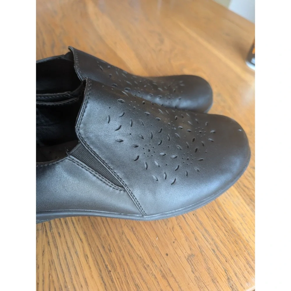 Sz 10 Basic Editions‎ Annie Womens  Black  Faux Leather Cutout Floral Flex Flats